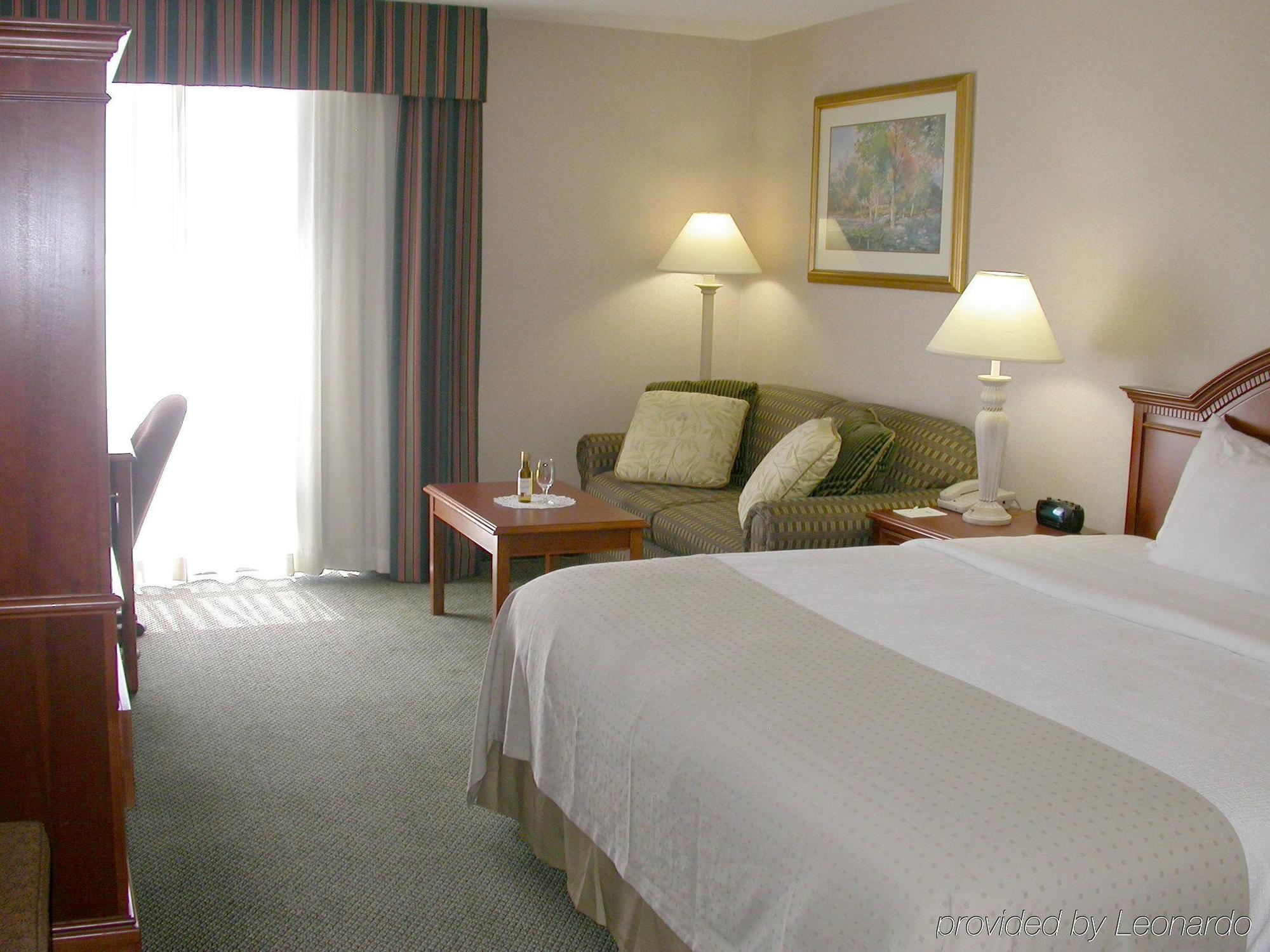Wyndham Visalia Hotel Room photo