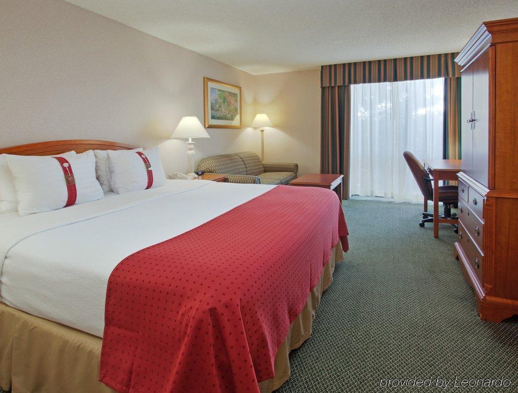 Wyndham Visalia Hotel Room photo