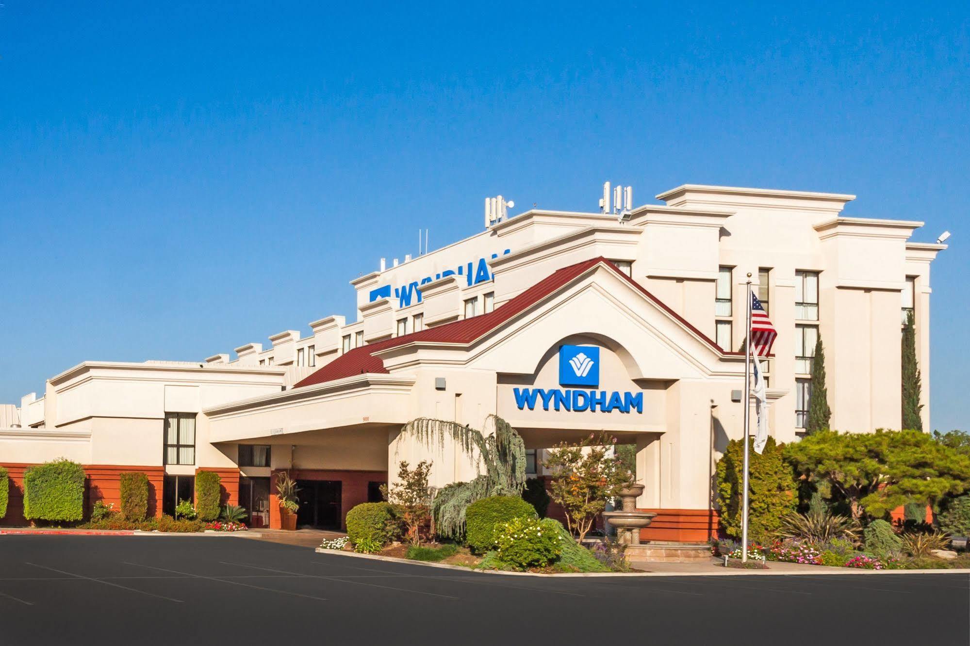 Wyndham Visalia Hotel Exterior photo