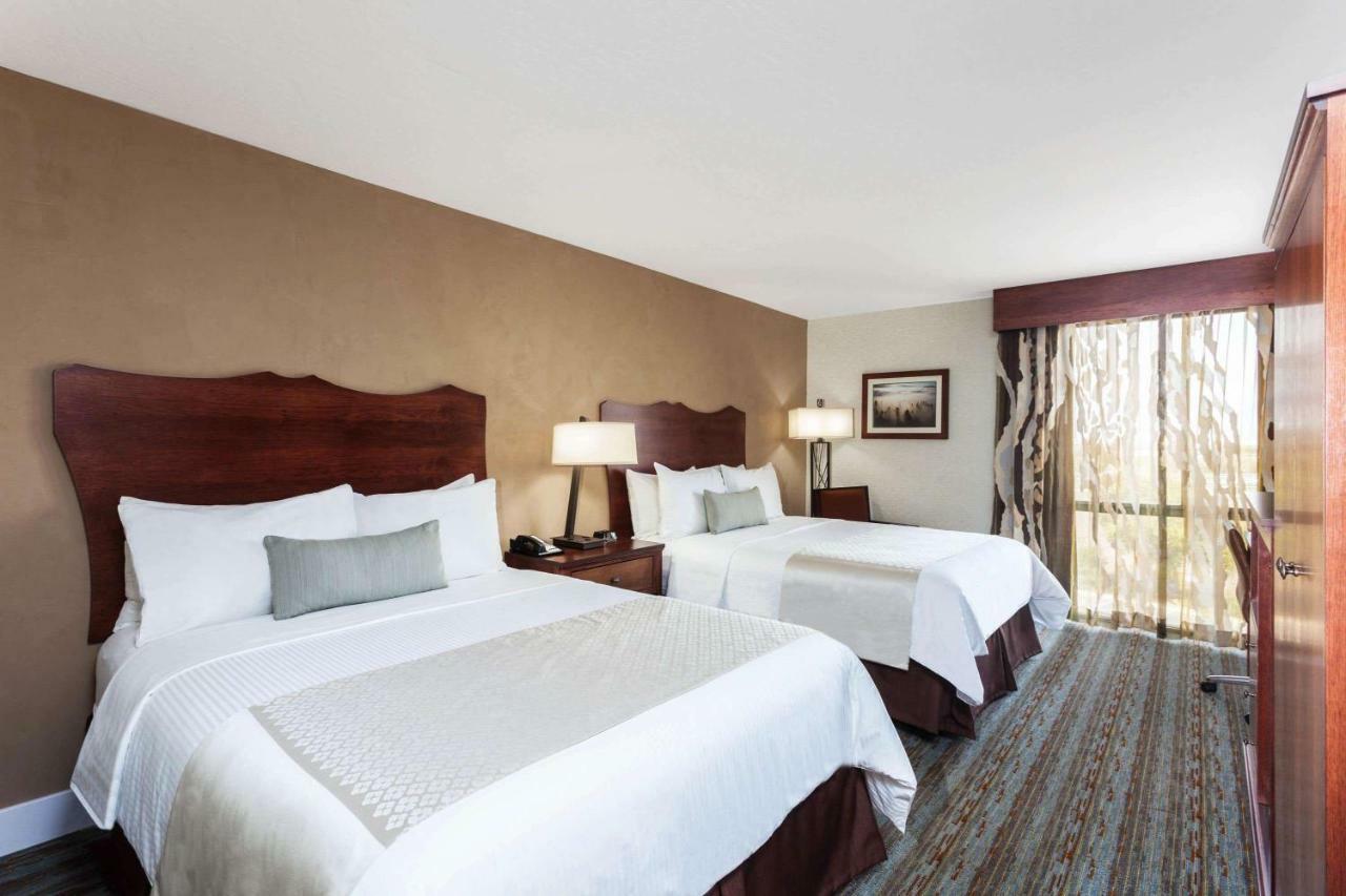 Wyndham Visalia Hotel Exterior photo